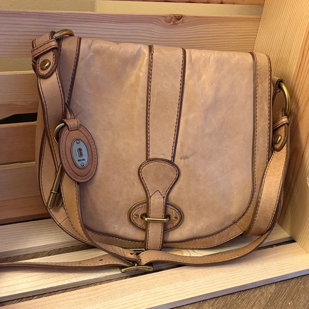 Vintage Fossil Reissue Leather Saddle Bag Crossbody — Tan 🗝️